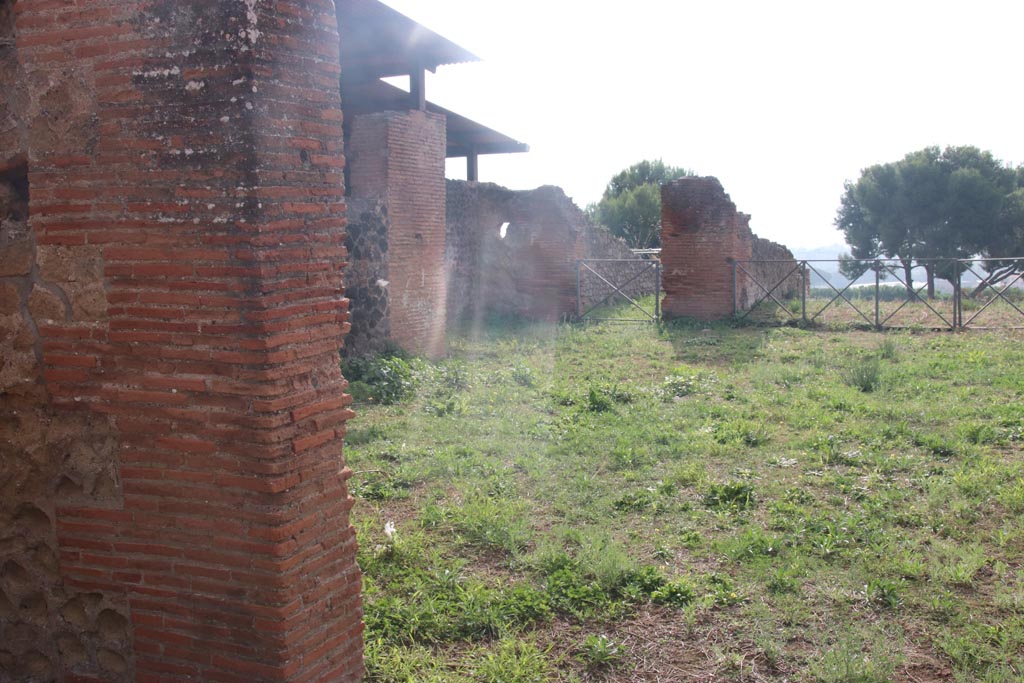 VIII.2.21 Pompeii. October 2023.
Looking south from entrance doorway into atrium, with large tablinum, on right. Photo courtesy of Klaus Heese.
