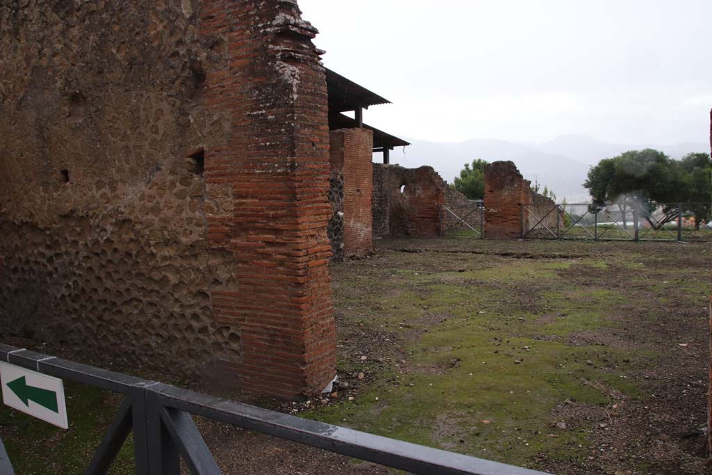 VIII.2.21 Pompeii. October 2020. Looking south-east from entrance doorway into atrium. Photo courtesy of Klaus Heese.