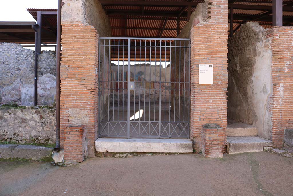 VIII.2.22 Pompeii, on right, with VIII.2.23, on left. December 2018.
Looking south to entrance doorways. Photo courtesy of Aude Durand.