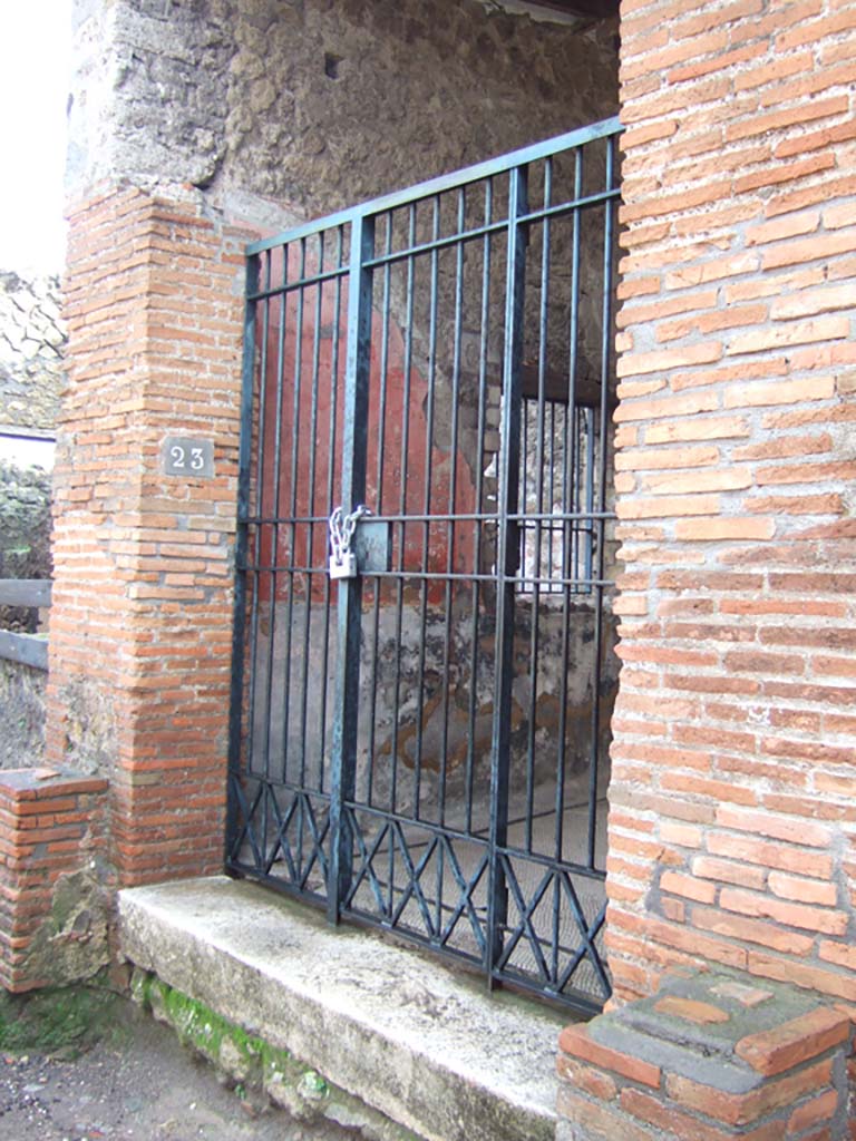 VIII.2.23 Pompeii. December 2005. Entrance doorway.
On either side of the entrance originally would have been a column.