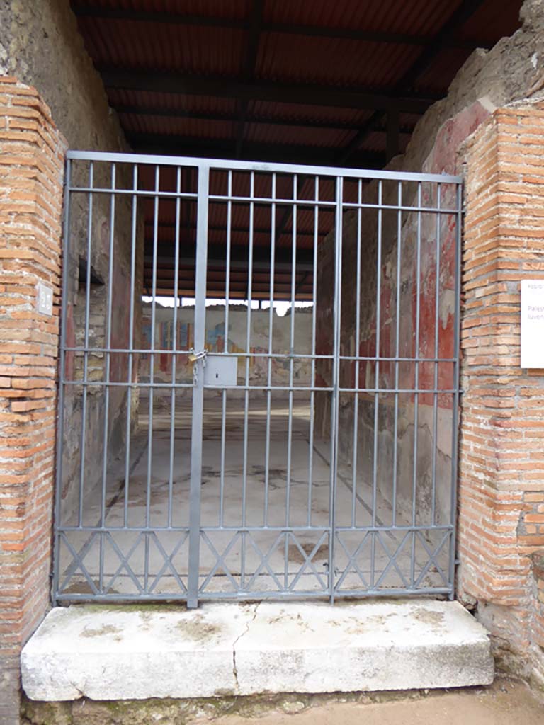 VIII.2.23 Pompeii. January 2017. Looking south through entrance doorway.
Foto Annette Haug, ERC Grant 681269 DÉCOR.
