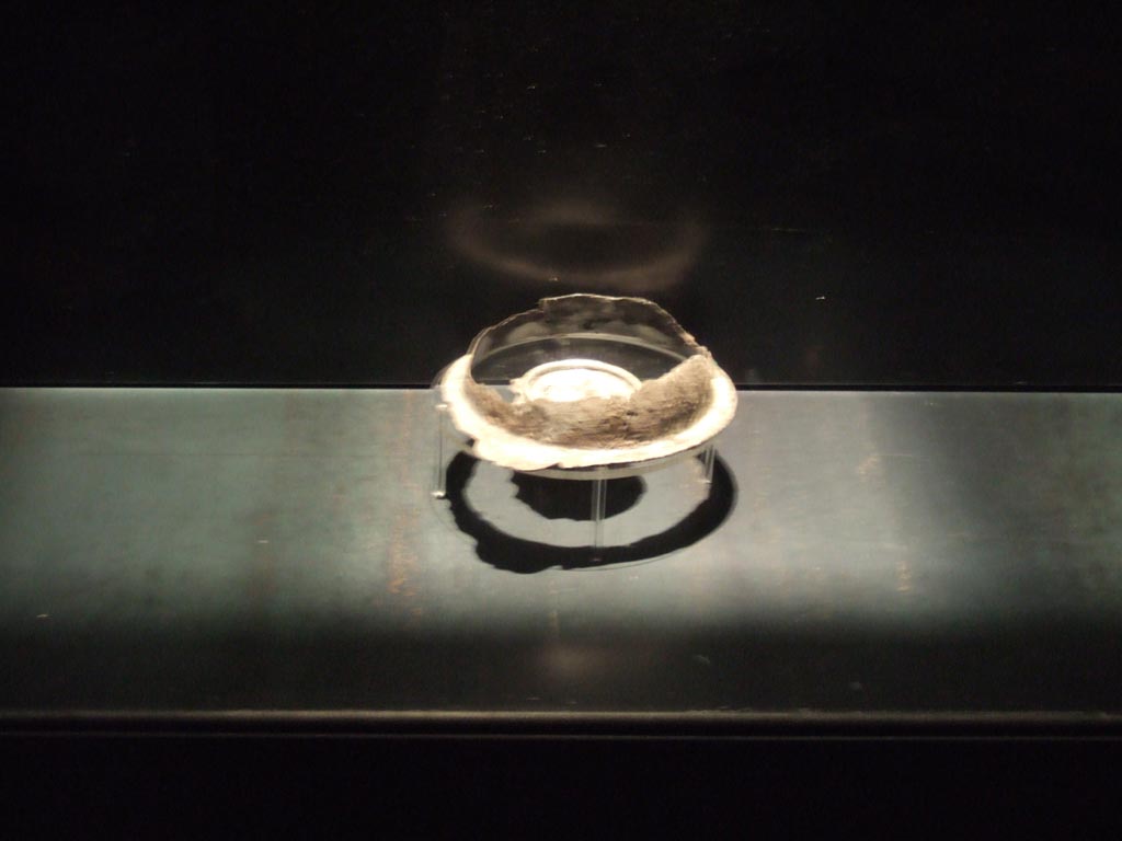 Silver plate, one of four found 20th September 1887 in VIII.2.23.
Now in Naples Archaeological Museum. Inventory number 116339.
See Guzzo, P. (A cura di), 2006. Argenti a Pompei. Milano, Electa. (p. 133).