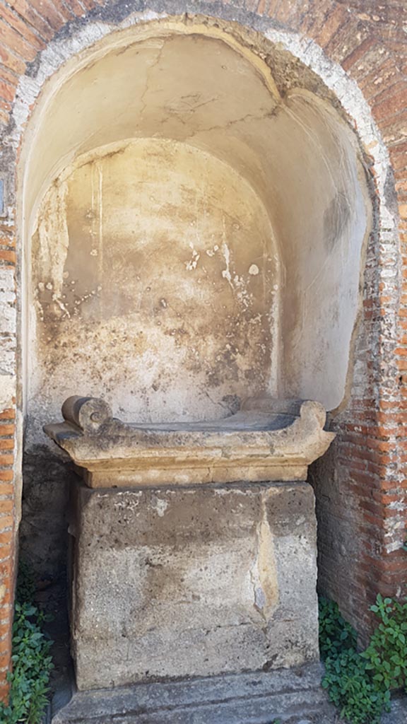 VIII.2.25 Pompeii. August 2023.
Street altar on south side of Vicolo della Regina.Photo courtesy of Maribel Velasco.