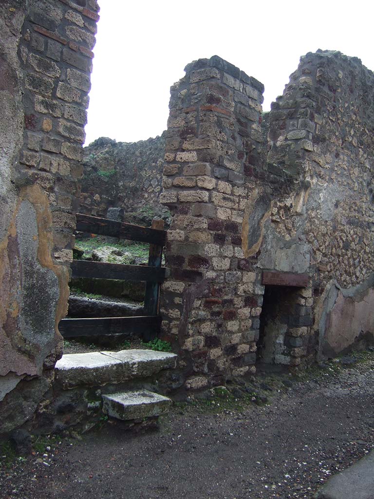VIII.2.27 Pompeii. December 2005.
Looking through doorway with steps to kitchen area of VIII.2.26, and window of underground room, on right.