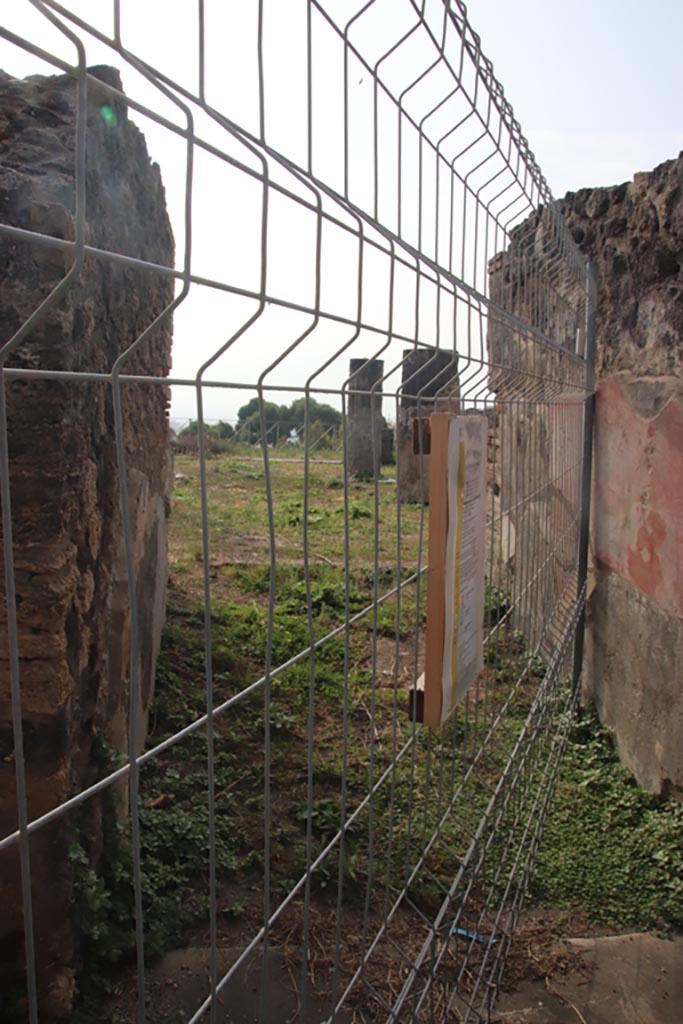 VIII.2.28 Pompeii. October 2023.
Looking south along entrance fauces or corridor. Photo courtesy of Klaus Heese.