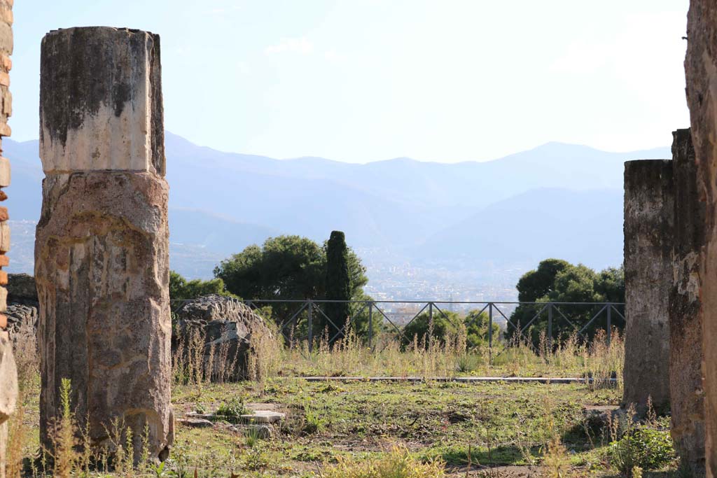 VIII.2.28 Pompeii. December 2018.
Looking south across site of impluvium in atrium towards site of tablinum. Photo courtesy of Aude Durand.