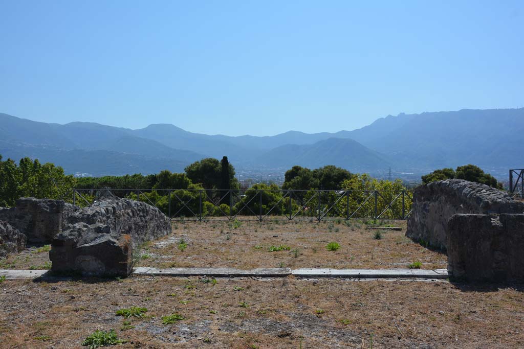 VIII.2.28 Pompeii. March 2019. Looking south across atrium towards tablinum, in centre, with corridor to rear, on left.
Foto Annette Haug, ERC Grant 681269 DÉCOR.
