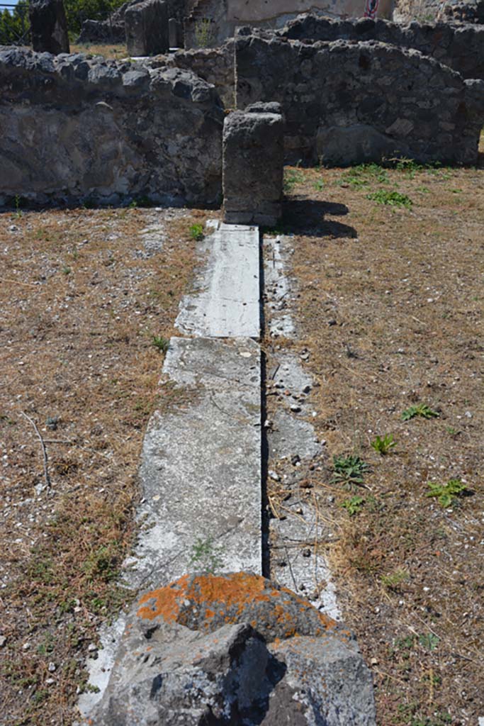 VIII.2.28 Pompeii. March 2019.
Looking west across doorway threshold between tablinum, on left, and atrium, on right.
Foto Annette Haug, ERC Grant 681269 DÉCOR.