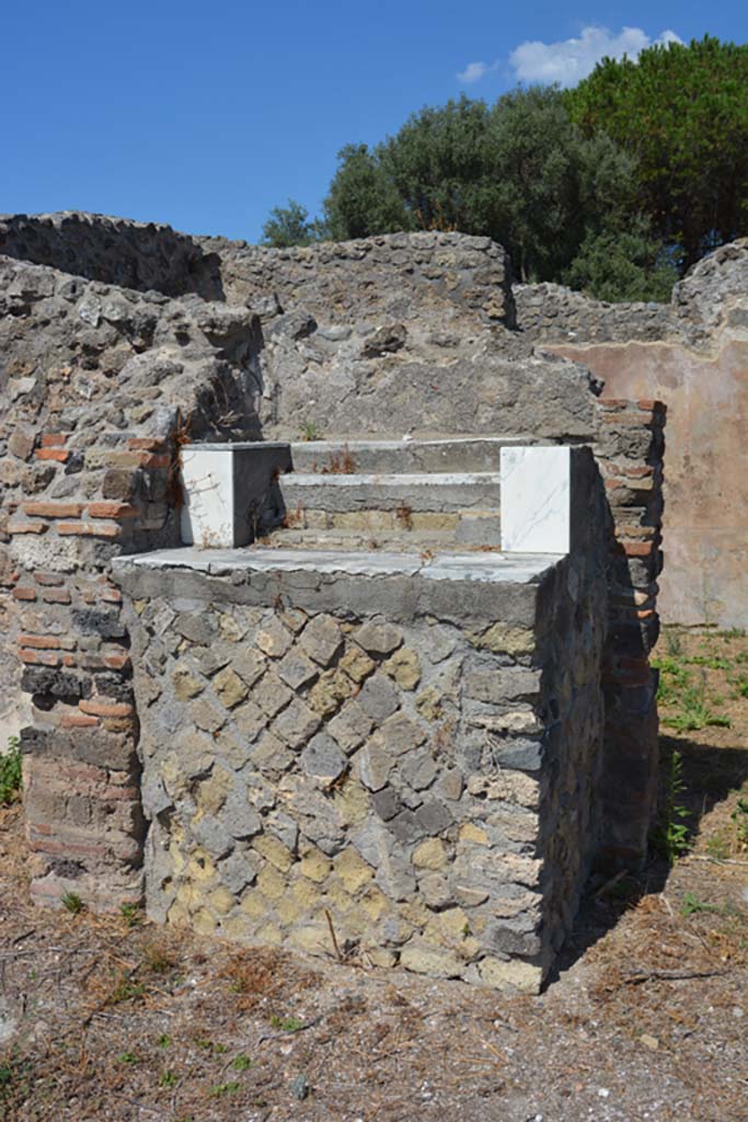 VIII.2.28 Pompeii. March 2019. Lararium base in north-west corner of atrium.
Foto Annette Haug, ERC Grant 681269 DÉCOR.