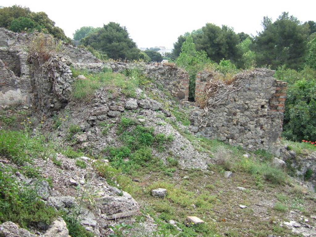 VIII.2.29 Pompeii. May 2006. View from lower level, looking east from area of kitchen to VIII.2.30 lower level.
On the right, at the side of the ruined brick/masonry wall, would have been the stairs leading from the kitchen to the terrace.