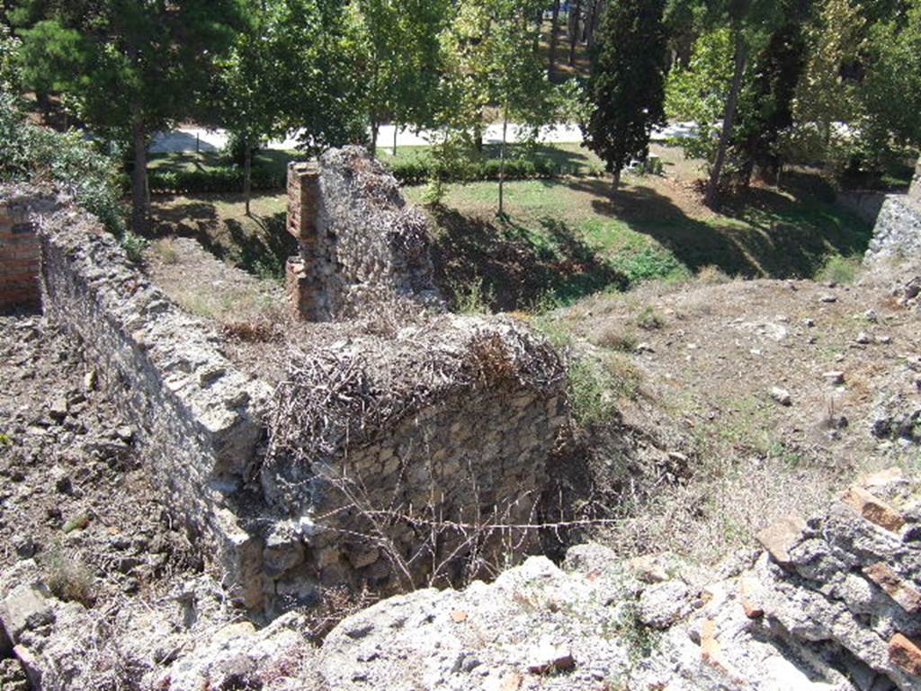 VIII.2.29 Pompeii, on right, looking down to lower level at rear (partly VIII.2.30 on left). September 2005. According to Jashemski, on the lower level at the rear of VIII.2.29, the western house, two flights of stairs led down to a terrace.
In the eastern house, VIII.2.30, the rooms at the rear opened onto a narrow portico (2.20m wide) supported by columns joined by a wooden fence. A few steps led down from this portico to the small garden which had been built over and beyond the city wall by constructing a support wall on the lava ledge. In the middle of the garden was a pool.
On the street level, the rooms at the rear of this double house opened onto two wide terraces from which there would have been a magnificent view.
See Jashemski, W. F., 1993. The Gardens of Pompeii, Volume II: Appendices. New York: Caratzas. (p.208)