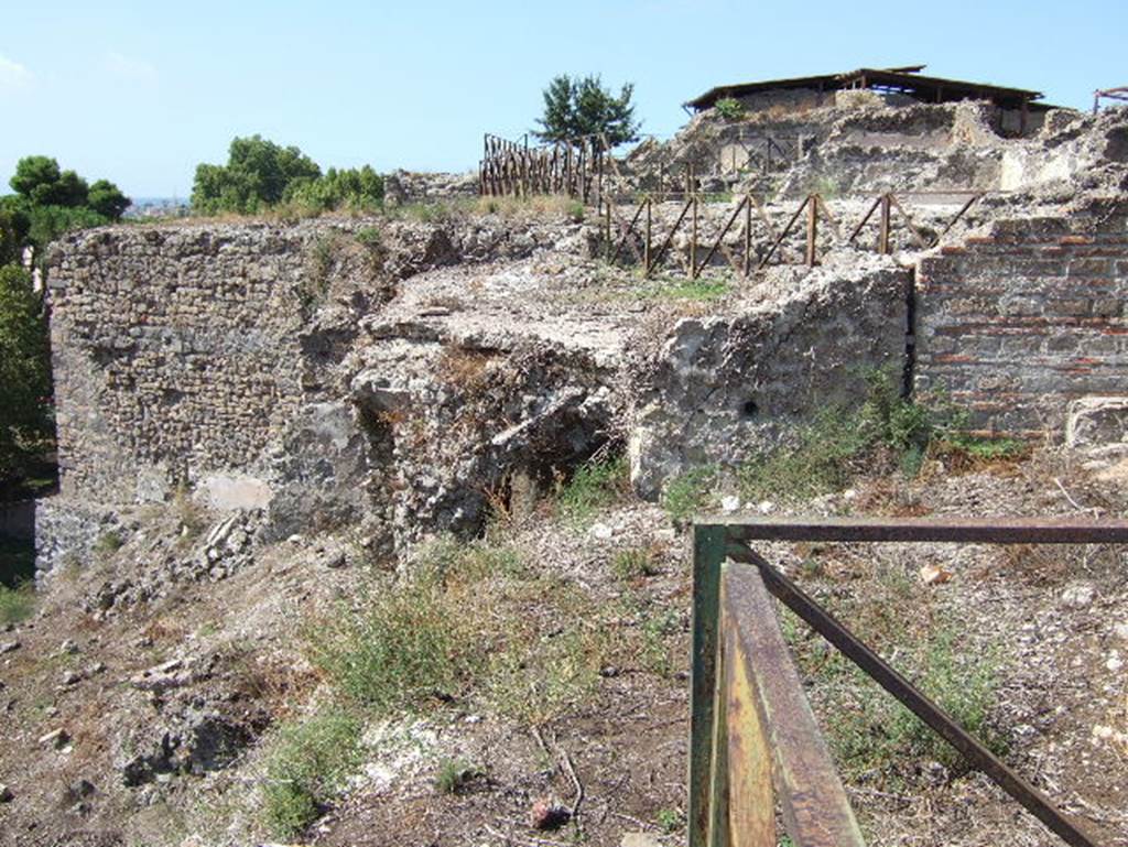 VIII.2.28/29 Pompeii. September 2005. Rear view of the two houses, from VIII.2.30.
According to Jashemski, on the lower level at the rear of VIII.2.29, two flights of stairs led down to a terrace.