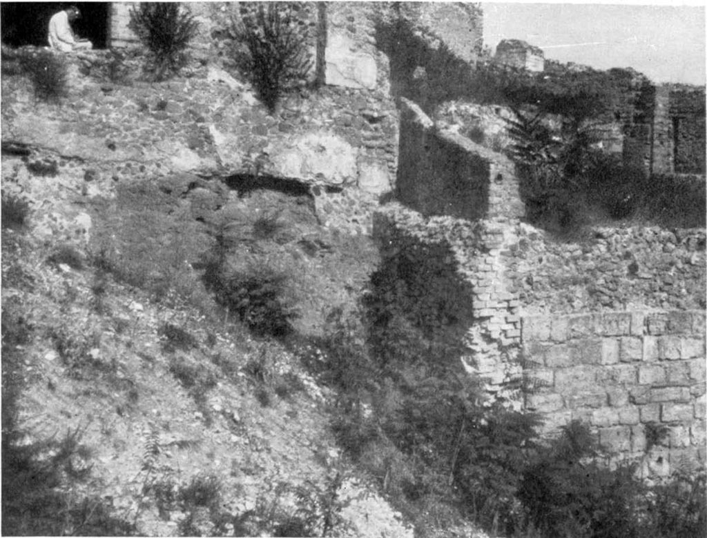 VIII.2.29, in centre, and VIII.2.30, on right, Pompeii. c.1936. Looking from the south-west towards rear.
See Noack, F. and Lehmann-Hartleben, K., 1936. Baugeschichtliche Untersuchungen am Stadtrand von Pompeji. Berlin: De Gruyter, (Taf 39,6).