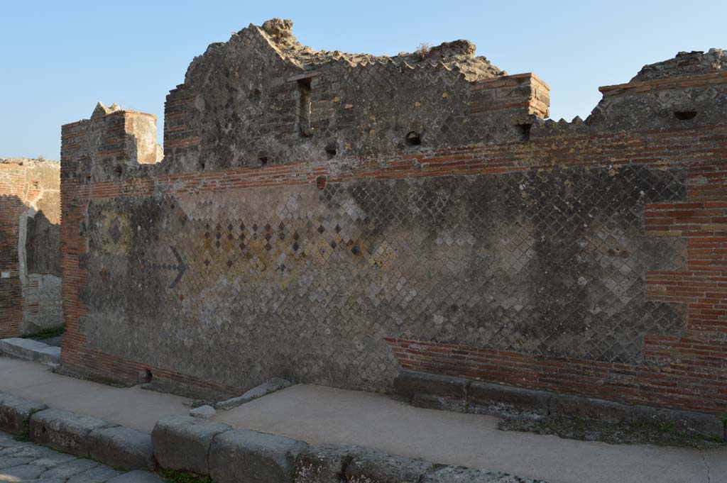 VIII.2.30 Pompeii. October 2017. Looking south-east towards entrance doorway on Vicolo della Regina.
Foto Taylor Lauritsen, ERC Grant 681269 DÉCOR.
