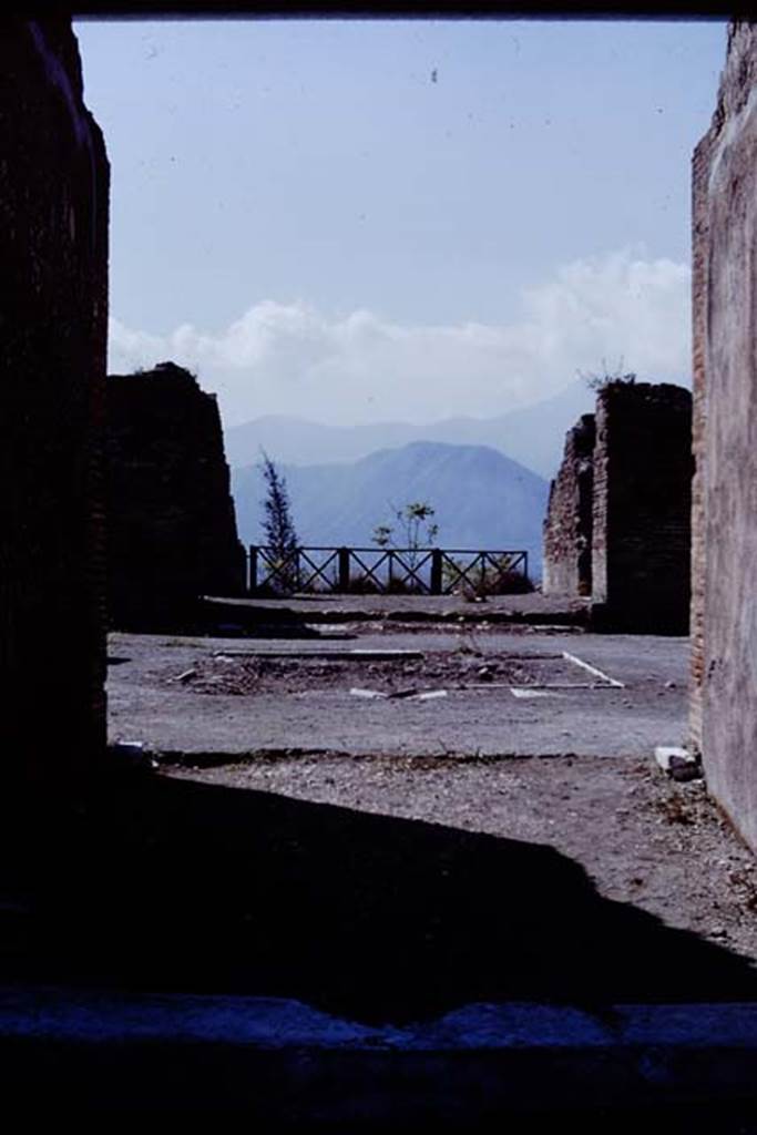 VIII.2.30 Pompeii. 1968. Entrance doorway, looking south across atrium. Photo by Stanley A. Jashemski.
Source: The Wilhelmina and Stanley A. Jashemski archive in the University of Maryland Library, Special Collections (See collection page) and made available under the Creative Commons Attribution-Non Commercial License v.4. See Licence and use details.
J68f1062