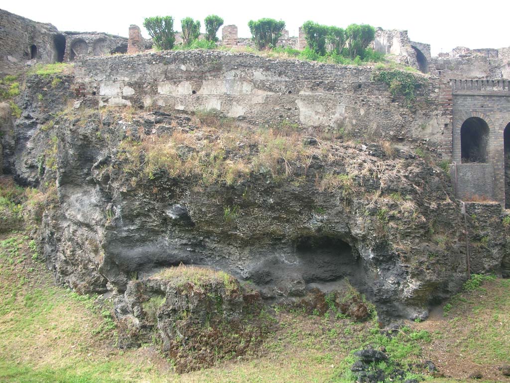 VIII.2.30 Pompeii, May 2011. Looking north to city walls above volcanic ledge. Photo courtesy of Ivo van der Graaff.
According to Van der Graaff –
“Terrace 19 in House VIII.2.30 displays a similar superimposition of construction techniques (to VIII.2.29), with travertine blocks partially covered in later plaster and incorporated into opus incertum masonry. (Note 22, see Noack and Lehmann-Hartleben 1936, p.5-15).”
See Van der Graaff, I. (2018). The Fortifications of Pompeii and Ancient Italy. Routledge, (p.49).