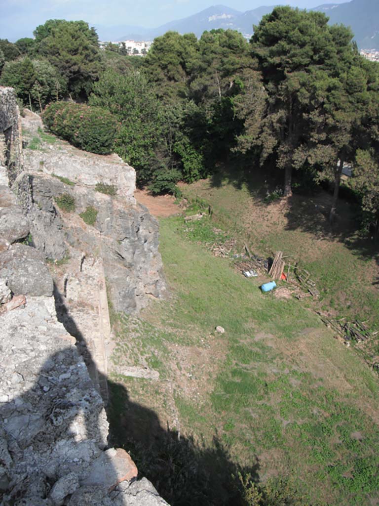 VIII.2.30 Pompeii, May 2011.
Looking east from VIII.2.26 towards volcanic ledge with city walls/garden terrace built on top.
Photo courtesy of Ivo van der Graaff.