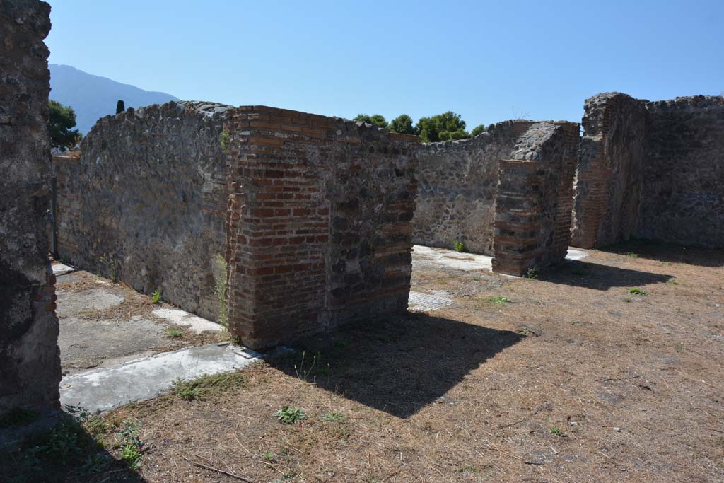 VIII.2.34 Pompeii. September 2019.
Looking south-west across south side of atrium, with doorway to room ‘n’, on left, room ‘m’, centre, and room ‘o’. on right.
Foto Annette Haug, ERC Grant 681269 DÉCOR.
