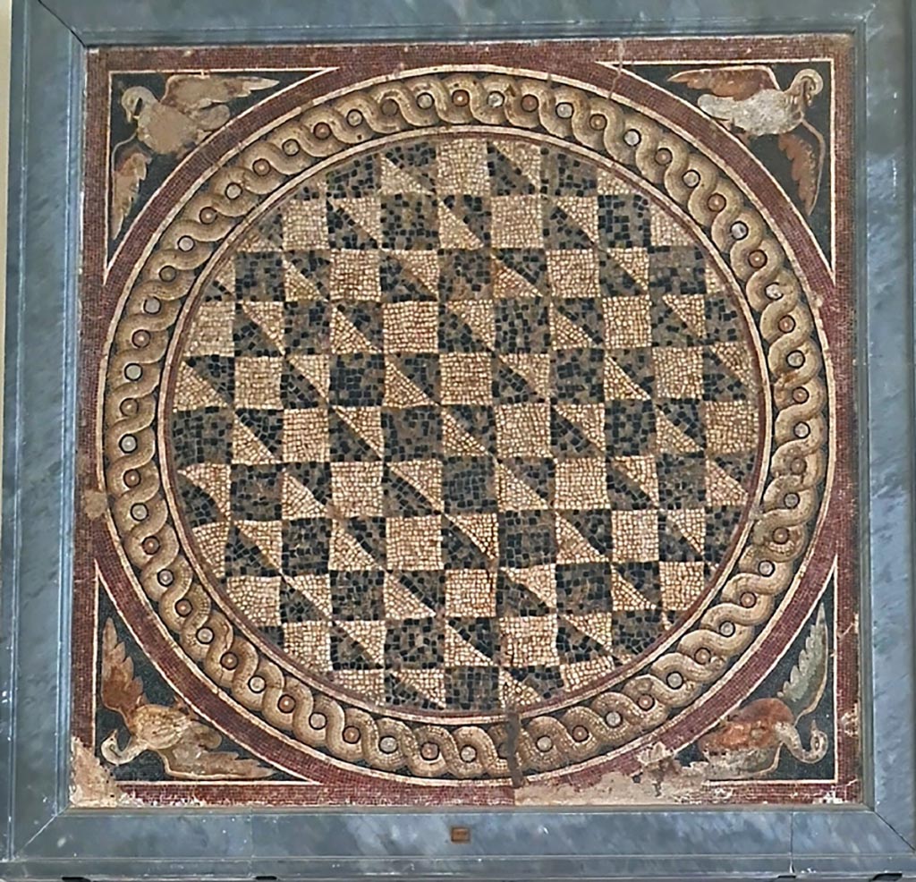 VIII.2.34 Pompeii. Room ‘m’, found in tablinum in February 1885.
Mosaic with a circular pattern of squares and triangles and with a duck in each corner.
Now in Naples Archaeological Museum. Inventory number 114280. Photo courtesy of Giuseppe Ciaramella. September 2024.
See Notizie degli Scavi di Antichità, 1885, p. 49.