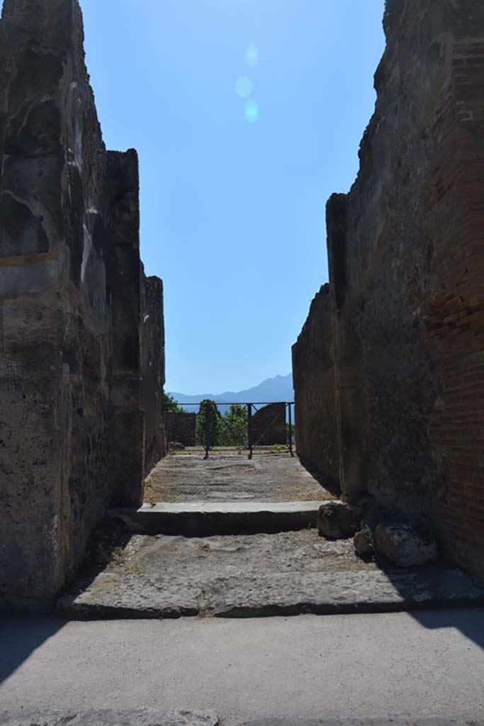 VIII.2.34 Pompeii. September 2019.
Looking south to entrance vestibule and entrance corridor.
Foto Annette Haug, ERC Grant 681269 DÉCOR.