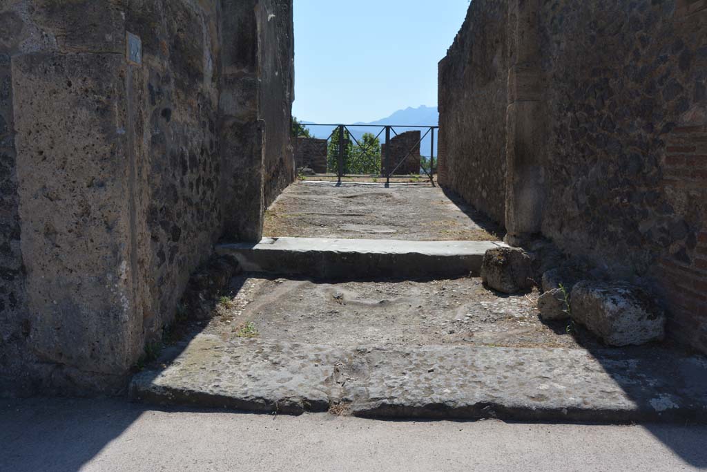 VIII.2.34 Pompeii. September 2019. Looking south from Vicolo della Regina towards step to vestibule and step to entrance corridor.
Foto Annette Haug, ERC Grant 681269 DÉCOR.