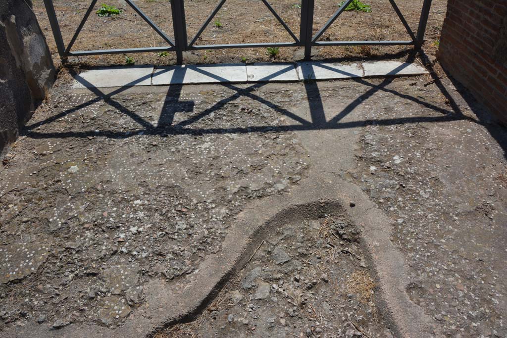 VIII.2.34 Pompeii. September 2019. Looking south towards atrium across remaining flooring in entrance corridor.
Foto Annette Haug, ERC Grant 681269 DÉCOR.
According to PPM –
“The cocciopesto flooring showed a motif of scales and towards the threshold of the atrium had a design of swastika-like meanders alternating with concentric squares, partly damaged by the insertion of the threshold made of six pieces of white marble veined with grey, equipped at the ends with recesses for the hinges but without those for the latches as the door shutters were held together by the lock.”
See Carratelli, G. P., 1990-2003. Pompei: Pitture e Mosaici. VIII. (8). Roma: Istituto della enciclopedia italiana, (no. 2, p.266).