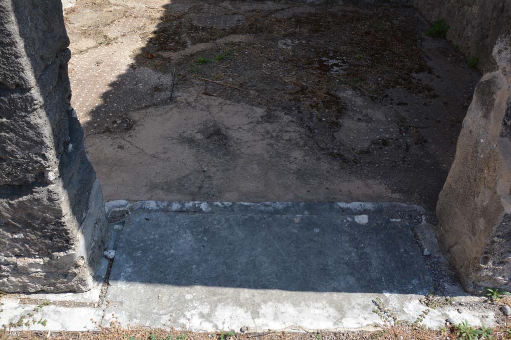 VIII.2.34 Pompeii. September 2019. Cubiculum ‘e’, doorway threshold.
Foto Annette Haug, ERC Grant 681269 DÉCOR.