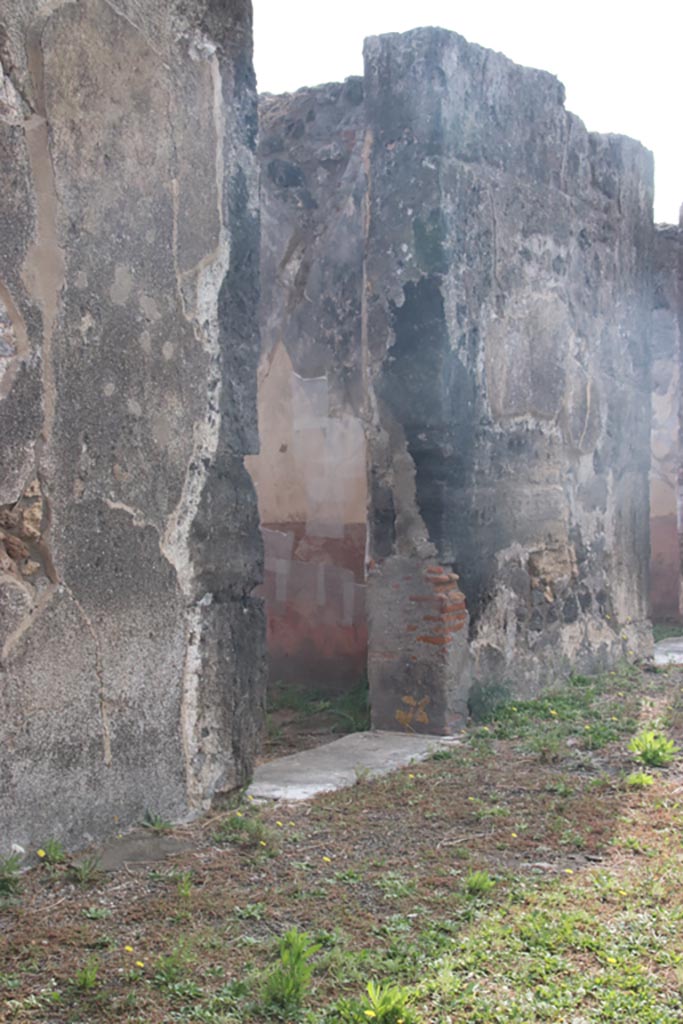 VIII.2.34 Pompeii. October 2023.
Doorway to room ‘f’ on east side of atrium. Photo courtesy of Klaus Heese.