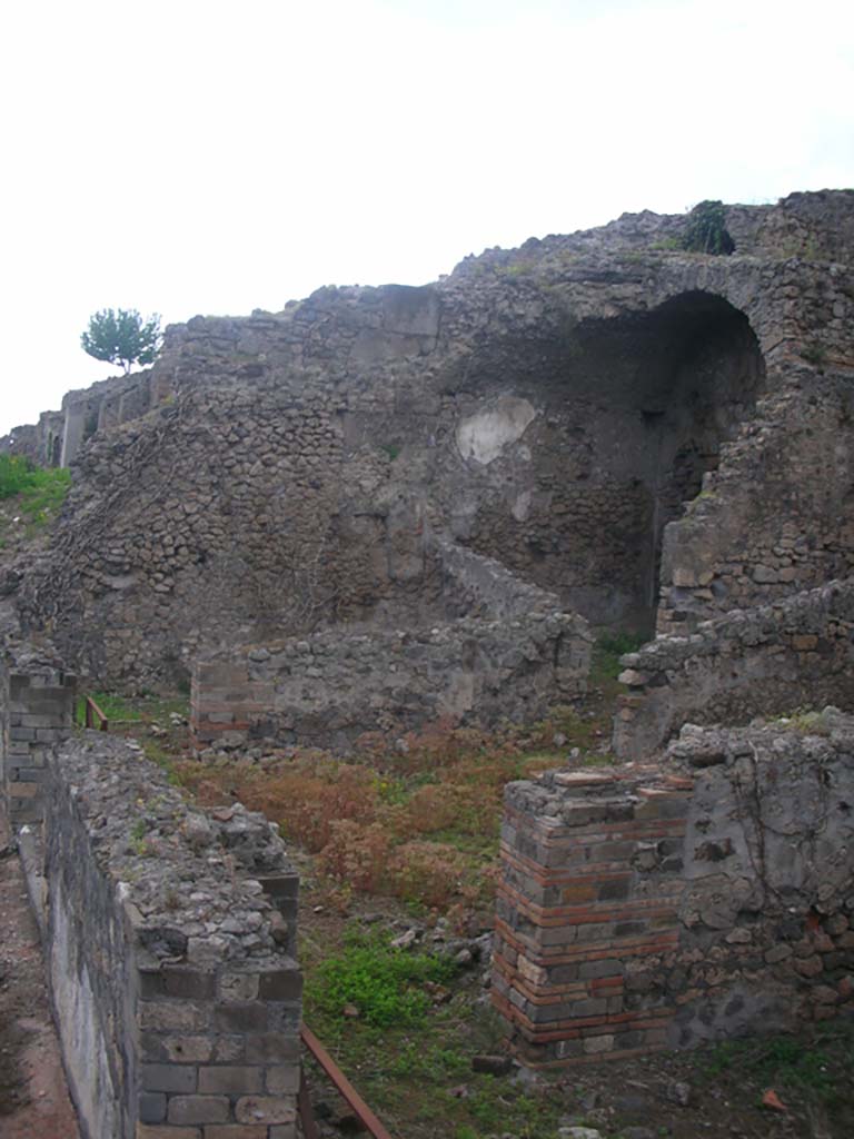 VIII.2.34 Pompeii. May 2011.
Looking west across terrace towards room ‘11’, centre left, and vaulted room ‘6’, near ramp or steps of passageway ‘7’ from lower rear rooms.
Photo courtesy of Ivo van der Graaff.