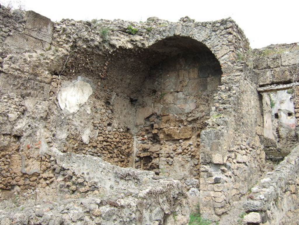 VIII.2.34 Pompeii. May 2006. Looking north-west towards vaulted room ‘6’, near ramp or steps of passageway ‘7’ from lower rear rooms.