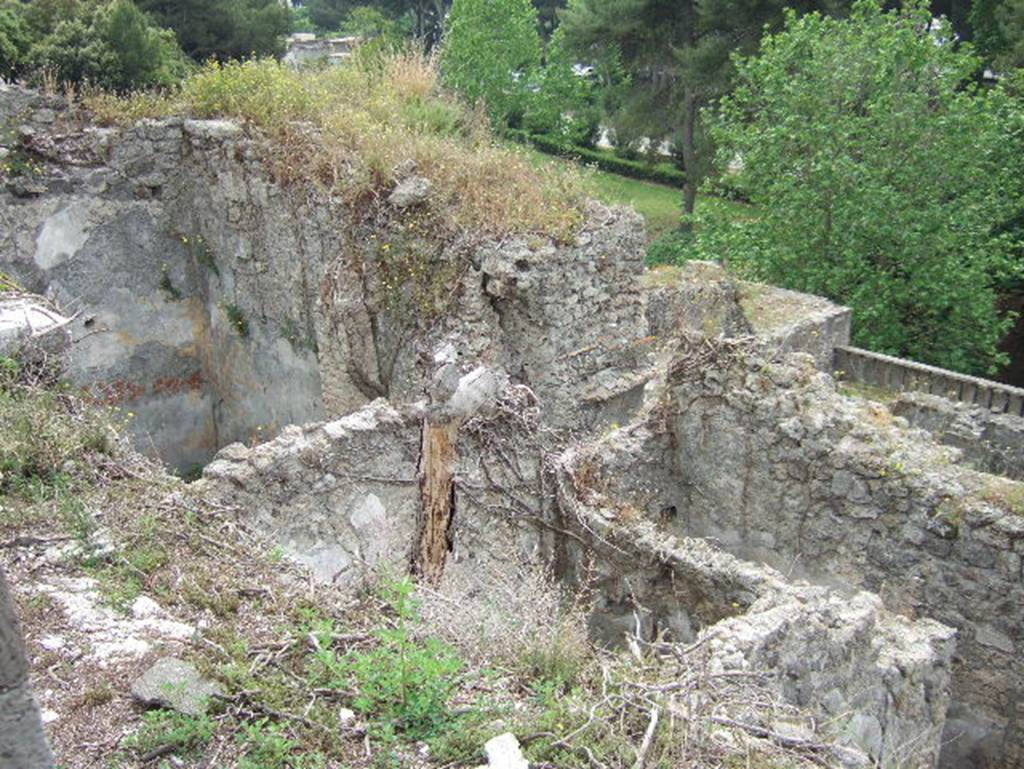 VIII.2.34 Pompeii. May 2006. Looking south-east into rooms on lower level, room ‘4’ on the left, room ‘3’ lower centre, corridor ‘5’ on the right, and terrace ‘12’ on the centre right.