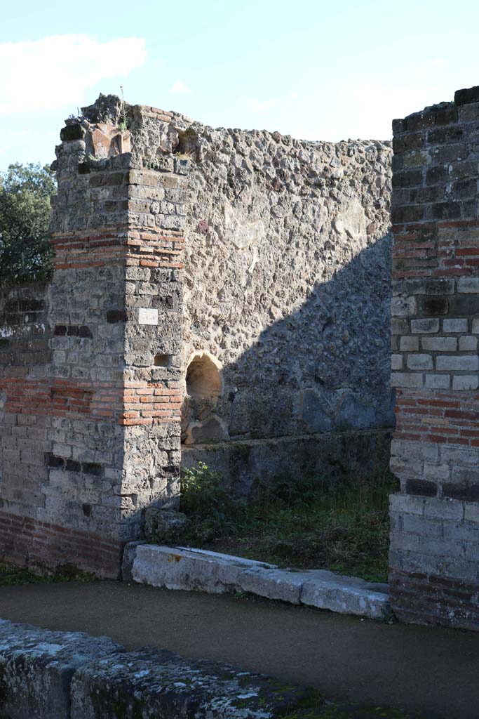 VIII.2.35 Pompeii. December 2018.
Looking towards entrance doorway, and east wall. Photo courtesy of Aude Durand.