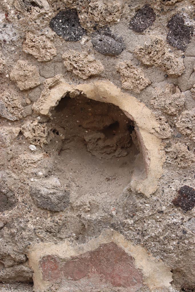 VIII.2.35 Pompeii. October 2023.
East wall with niche, and painted plaster below. Photo courtesy of Klaus Heese.