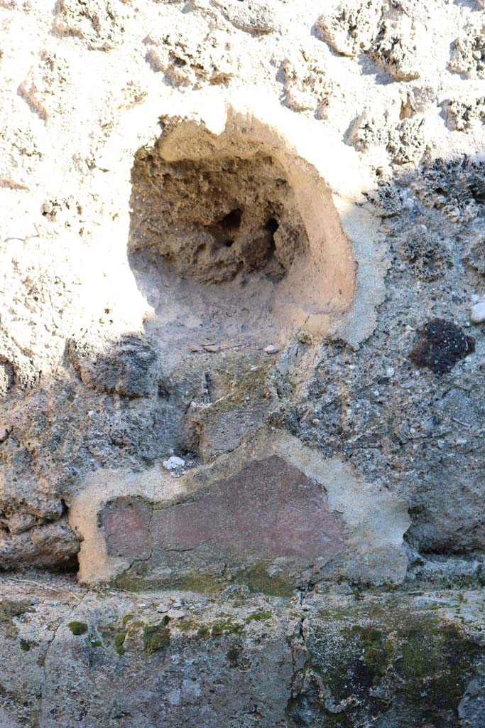 VIII.2.35, Pompeii. December 2018.
East wall with niche, and painted plaster below. Photo courtesy of Aude Durand.