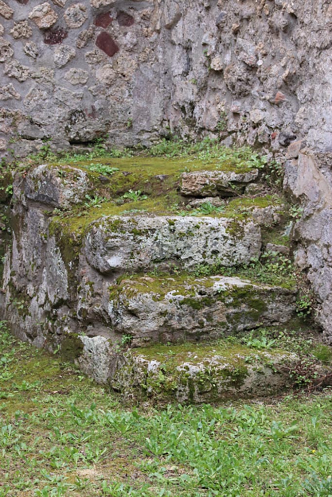 VIII.2.35 Pompeii. May 2024.
Detail of stone steps in south-west corner of shop-room. Photo courtesy of Klaus Heese.
