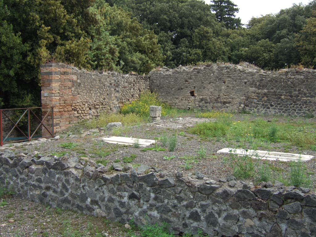 VIII.2.37 Pompeii. May 2006. Looking north-east across large room or atrium from VIII.2.36.