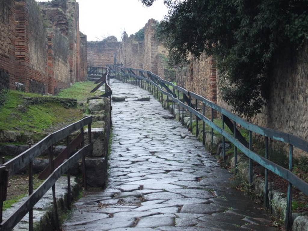 VIII.2.38 Pompeii. December 2005. Via della Regina looking west. VIII.6