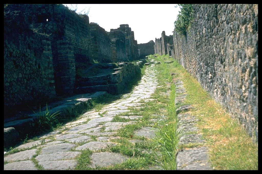 VIII.2.38 Pompeii. Vicolo della Regina, looking west.
Photographed 1970-79 by Günther Einhorn, picture courtesy of his son Ralf Einhorn.
