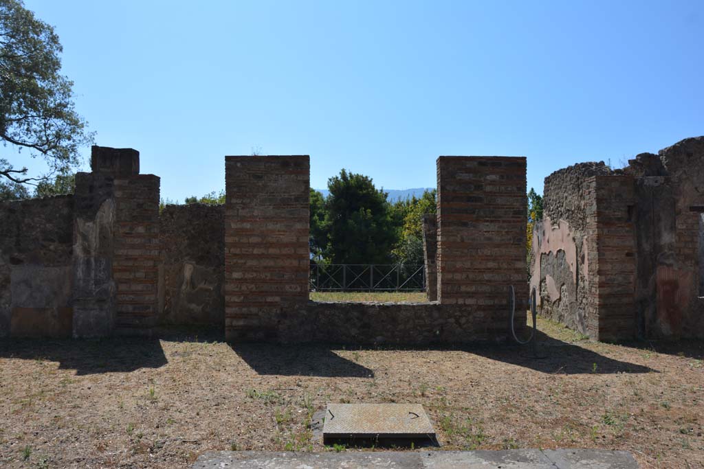 VIII.2.39 Pompeii. September 2019.
Looking south across atrium towards doorways to room t, tablinum r, in centre, and corridor q to rear, on right.
Foto Annette Haug, ERC Grant 681269 DÉCOR