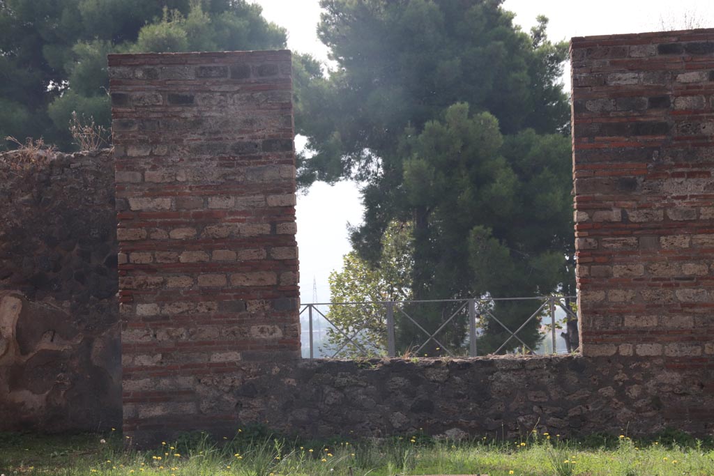 VIII.2.39 Pompeii. October 2023. Looking south across atrium into tablinum r. Photo courtesy of Klaus Heese.