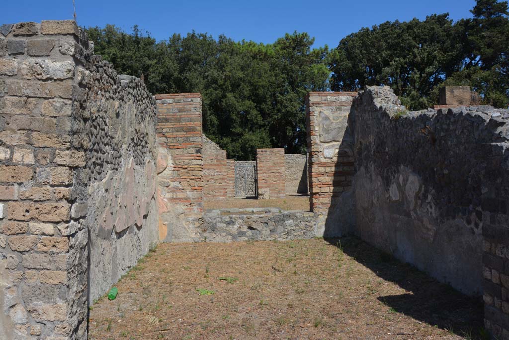 VIII.2.39 Pompeii. September 2019. Looking north through tablinum window towards atrium, and across to entrance doorway.
Foto Annette Haug, ERC Grant 681269 DÉCOR
