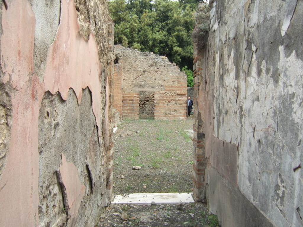 VIII.2.39 Pompeii. May 2006. Room q, corridor to Room b, Atrium. Looking north.