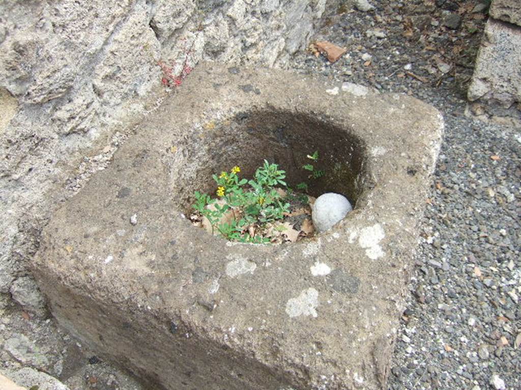 VIII.2.39 Pompeii. May 2006. Room u. Cistern mouth.