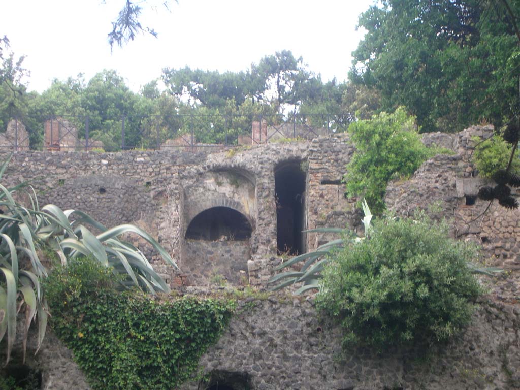 VIII.2.39 Pompeii. May 2011.
Looking north towards room l, on first lower floor, centre left, and corridor a’. centre right. Photo courtesy of Ivo van der Graaff.