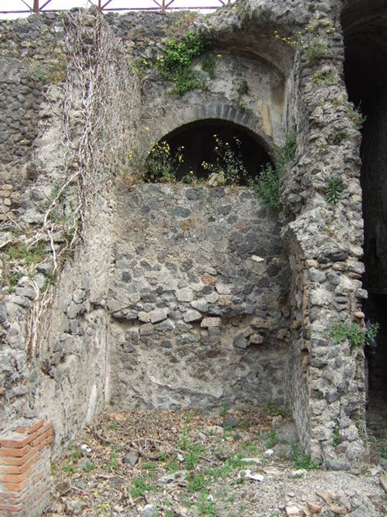 VIII.2.39 Pompeii. May 2006. Room l, on first lower floor.