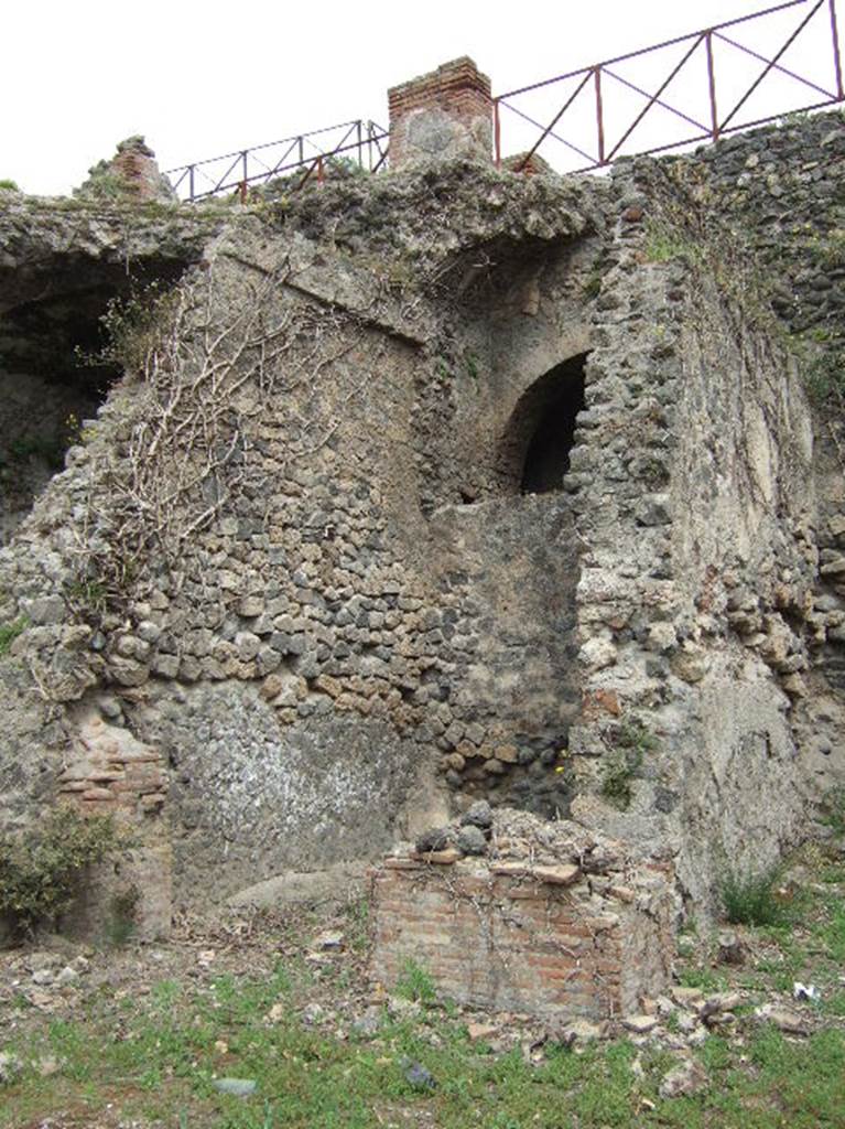 VIII.2.39 Pompeii. May 2006. Room i, on first lower floor.
Room h is the area at the front of this photo.