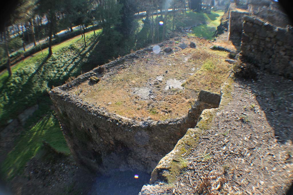 VIII.2.39 Pompeii. March 2014. Looking south-west from Triangular Forum towards area on top of lower floor of house.
Foto Annette Haug, ERC Grant 681269 DÉCOR.