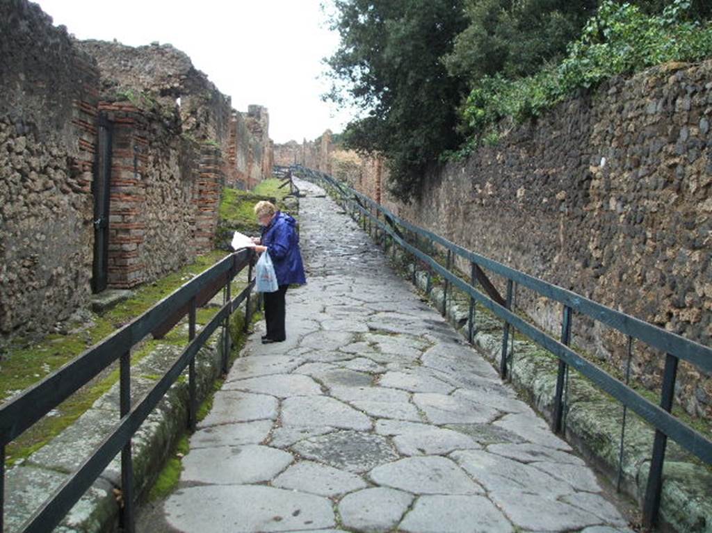 VIII.2.39 Pompeii. December 2005. Via della Regina looking west. VIII.6