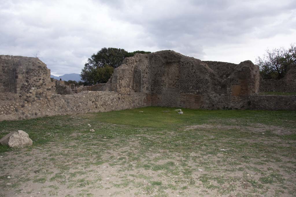 VIII.3.1 Pompeii. October 2017. Looking towards south-east corner, from entrance doorway.
Foto Annette Haug, ERC Grant 681269 DÉCOR.
Originally the east wall would have had four recesses or niches for statues, according to Eschebach.
The south wall would have had three.
See Eschebach, L., 1993. Gebäudeverzeichnis und Stadtplan der antiken Stadt Pompeji. Köln: Böhlau. (p.362)