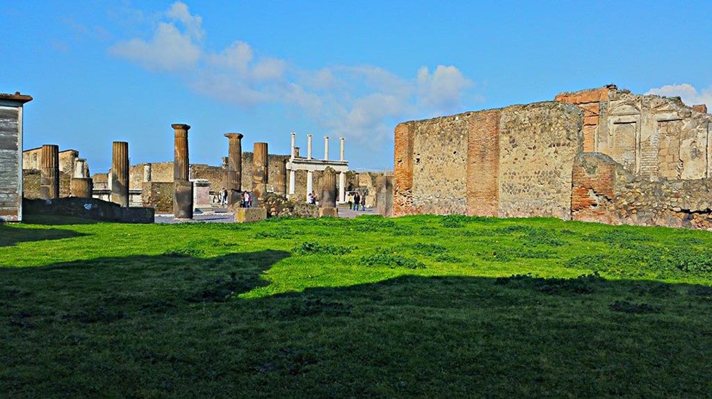 VIII.3.1 Pompeii. 2015/2016.
Looking west towards entrances at VIII.3.32, centre left, and VIII.3.33, in centre, on east side of the Forum. Photo courtesy of Giuseppe Ciaramella.
